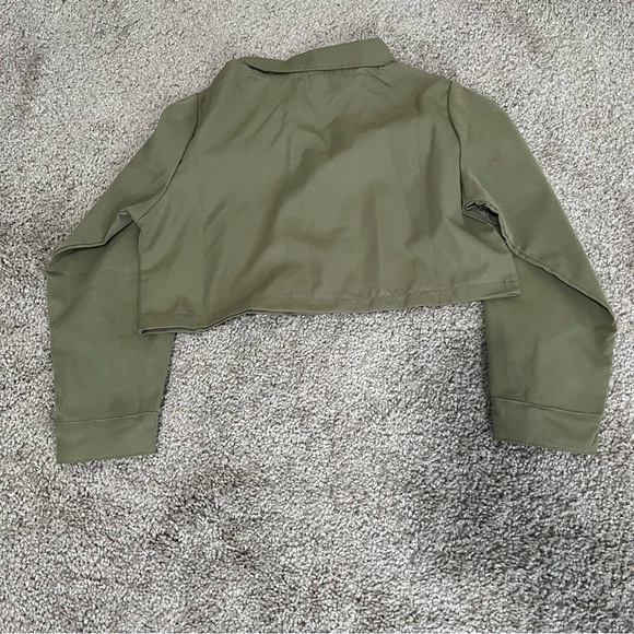 Girls size 130 green cropped long sleeve top and matching mini skirt - Picture 3 of 10